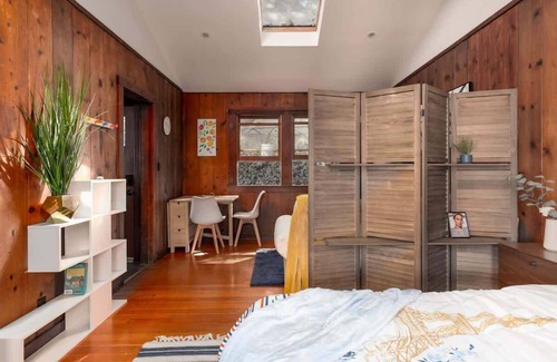 Downtown Berkeley House | Charming Garden Cottage – Walk to UC Berkeley & BART | Private Parking & Cozy Ur