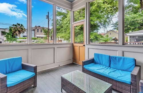 Savannah Victorian District Apartment | Charming Garden Flat , Porch, Herbs & History, Walk to historic Forsyth Park