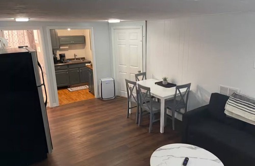 Brockton House | Charming garden level 1 bedroom 1 bath apartment in Brockton