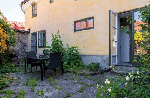 Innerstaden Apartment | Charming Garden View Apartment: Terrace & grill