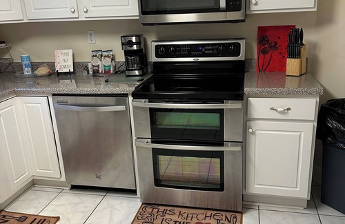 Havana Cottage | Charming Gated 2-bedroom cottage in Havana with WiFi, AC and Hot Tub.