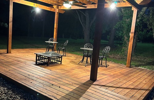 Havana Cottage | Charming Gated 2-bedroom cottage in Havana with WiFi, AC and Hot Tub.