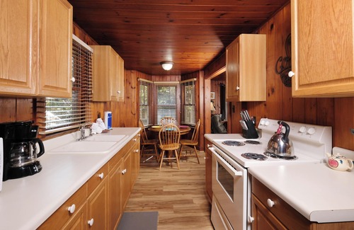 Gatlinburg House | Charming Gatlinburg cottage less than a mile from downtown!