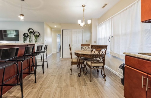 Levittown House | Charming Getaway: King Bed/3 TVs/Large Backyard/Centrally Located - New Listing!