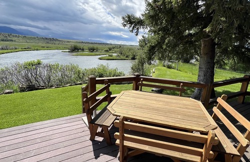 Ennis House | Charming Getaway on the Banks of the Madison River
