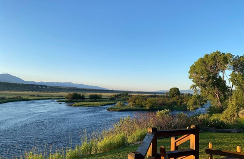 Ennis House | Charming Getaway on the Banks of the Madison River