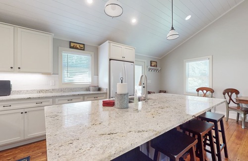 Flat Rock Cottage | Charming Getaway w/Luxe Interior & Screened Patio - Near Attractions