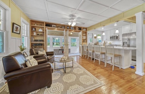 Saugatuck Cottage | Charming Getaway Walking Distance to Downtown