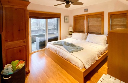 Keansburg House | Charming getaway with amazing views of the bay & NYC skyline - walk to beach