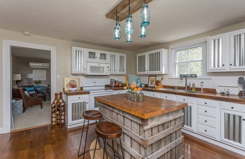 Cross Keys Cottage | Charming Gingerbread House. Awesome mountain views near to SNP and Skyline Dr.