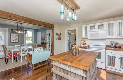 Cross Keys Cottage | Charming Gingerbread House. Awesome mountain views near to SNP and Skyline Dr.