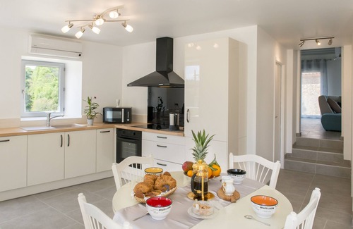 Fumel Cottage | CHARMING GITE 4*, JACUZZI, sheets, bicycles, baby equipment provided