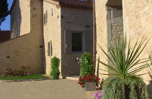 Fumel Cottage | CHARMING GITE 4*, JACUZZI, sheets, bicycles, baby equipment provided