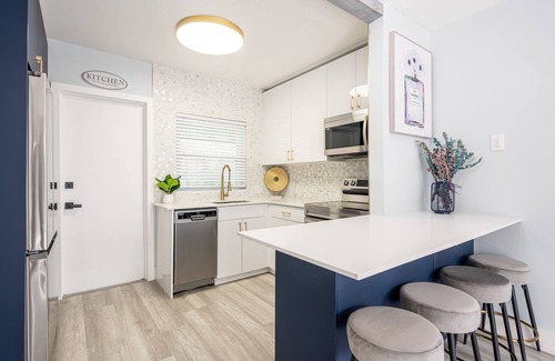 Lake Ridge House | Charming & Glamorous 2BR Retreat in Ft Lauderdale: Pool, Yard & Prime Location!