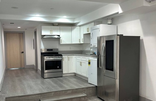 Van Nuys Apartment | Charming Glass-Front One Bedroom Spacious Living Free Parking
