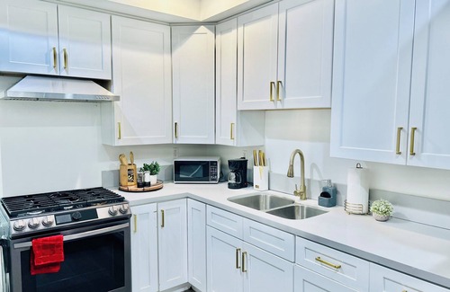 Van Nuys Apartment | Charming Glass-Front One Bedroom Spacious Living Free Parking