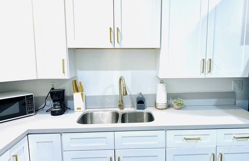Van Nuys Apartment | Charming Glass-Front One Bedroom Spacious Living Free Parking