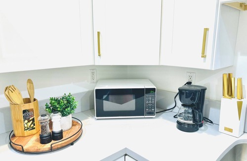 Van Nuys Apartment | Charming Glass-Front One Bedroom Spacious Living Free Parking
