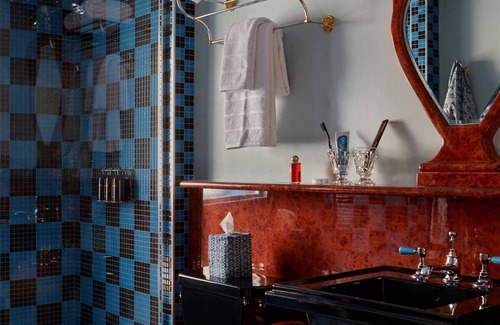 Mount Vernon House | Charming Gothic Room w/Plush Quilted Bedding Near Baltimore's Attractions