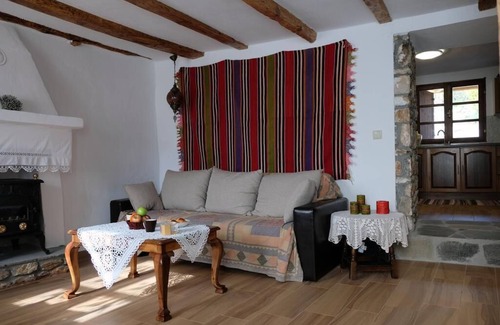 Bergama Cottage | Charming Greek Cottage 10 Min Walk to Acropol