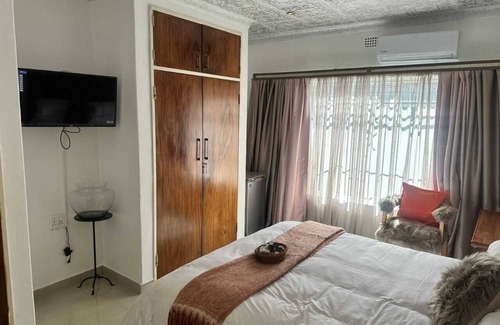 Greater Johannesburg Metropolitan Area Bed & Breakfast | Charming Guest House with Modern Amenities near Top Attractions in Sophiatown!n