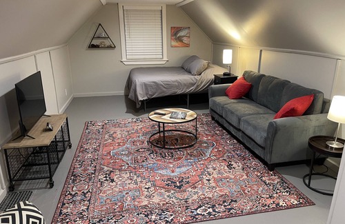 Independence House | Charming Guest House, Quiet neighborhood, Fenced in yard!