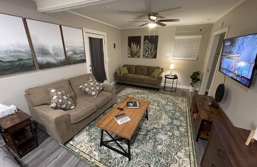 Independence House | Charming Guest House, Quiet neighborhood, Fenced in yard!