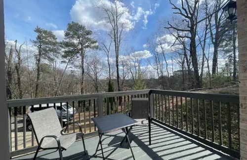 Sandy Springs House | Charming guest house in the Atlanta Metro/Sandy Springs area near Truist Park.