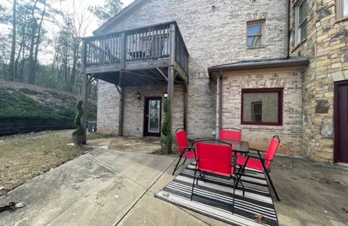 Sandy Springs House | Charming guest house in the Atlanta Metro/Sandy Springs area near Truist Park.