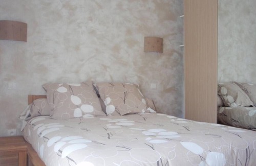 Saint-Florent House | Charming guest room