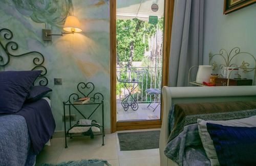 Greasque House | Charming guest room "Cezanne"/large swimming pool heated by solar panels