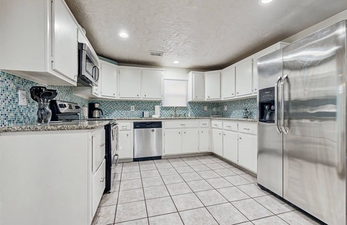 Port Bolivar House | Charming | Gulf Views | Large Deck | Dog Friendly