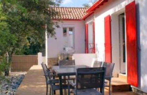 Saint-Palais-sur-Mer House | Charming house with garden and direct access to the beach (50 m)