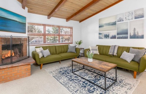 Downtown Apartment | Charming Half Duplex w/ Backyard in the Aspen Core!