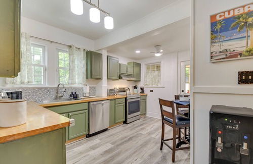 Hampton House | Charming Hampton Home ~ 7 Mi to Buckroe Beach!