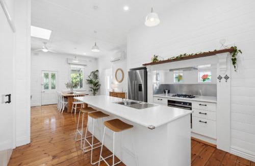 St Leonards House | Charming Heritage Haven 'Ye Olde St Leonards Hotel' 3 Bedroom, Pet Friendly, Fire Place, Free Wifi & Netflix, Walk to Beach & Shops