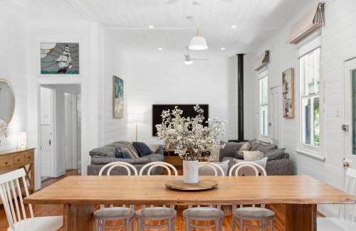 St Leonards House | Charming Heritage Haven 'Ye Olde St Leonards Hotel' 3 Bedroom, Pet Friendly, Fire Place, Free Wifi & Netflix, Walk to Beach & Shops