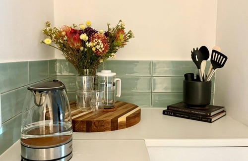 Mountainside Cottage | Charming Heritage Cottage, sleeps 2 - Opposite Bikini Beach