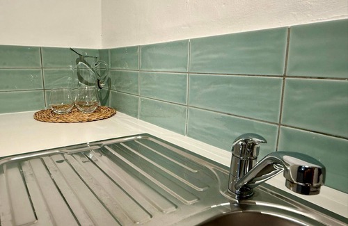Mountainside Cottage | Charming Heritage Cottage, sleeps 2 - Opposite Bikini Beach
