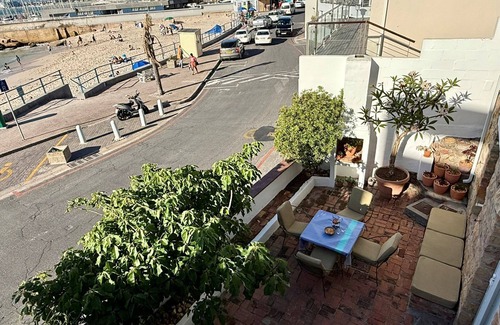 Mountainside Cottage | Charming Heritage Cottage, sleeps 2 - Opposite Bikini Beach