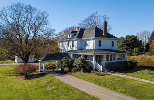 Lunenburg Apartment | Charming Heritage Suite w/Cozy Sunroom & Deck (Suite 1)