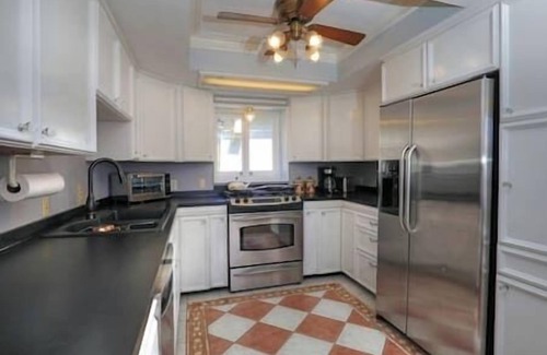 Upper East House | Charming Hideaway w/HotTub & Patio Near Downtown!