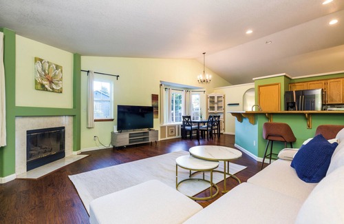 Hillsboro House | Charming Hillsboro Retreat on Windstone St Awaits Your Arrival - Book Now #41769