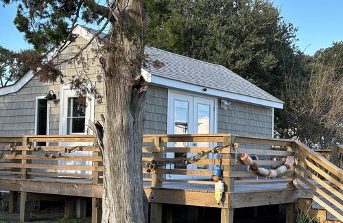 Atlantic Cottage | Charming historic cottage with private waterfront on Core Sound.