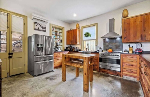 Seventh Ward House | Charming Historic House w Pool & Hot Tub 5 BR|3 BA