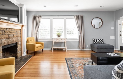 Indianapolis House | Charming Historic Fully Updated Home- Sleeps 12-13. Pet friendly!