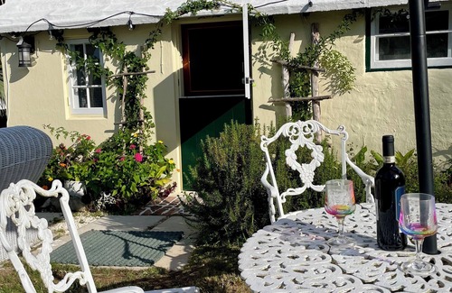 Warwick Cottage | Charming Historical 1-bedroom cottage in central Bermuda with WiFi, AC