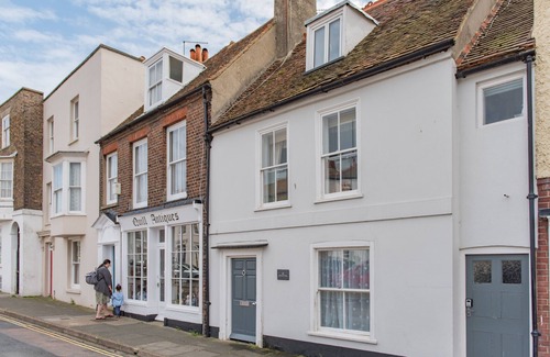 Deal House | Charming holiday cottage in the centre of Deal, sleeping 6 guests, 2 bathrooms seconds from the sea