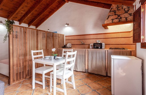 Pajara House | Charming Holiday Home “Alonso” with Mountain View, Terrace & Wi-Fi