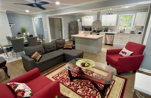Church Street House | Charming Home 10min from Airport, close to DT Atlanta . Enjoy privacy & comfort!